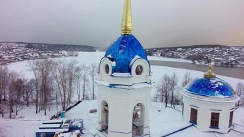 aérien vue de église dans Russie. agrafe. petit ville église pendant neigeux hiver dans une petit ville video