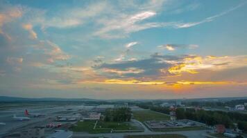 Tempo lapso do aeroporto exterior e nuvens comovente velozes dentro a céu. vídeo. Tempo lapso do pôr do sol sobre a aeroporto, hdr imagem Alto dinâmico alcance video