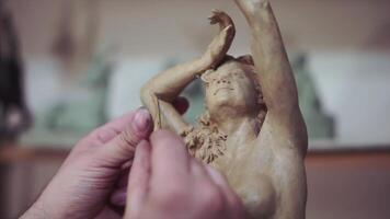 scultore è Lavorando su il creazione di un' monumento. un' scultore crea un' scultura video