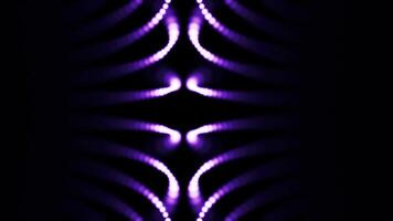 resumen fluido de púrpura luces, pequeño puntos en filas mover, doblar, y cambio trayectoria. brillante pequeño, digital círculos volador en negro antecedentes. video