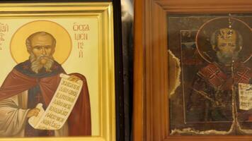 Russia - Mosca, 25 marzo 2020. vicino su di sacro icona con santo figuredi il orientale ortodosso Chiesa, religione concetto. azione filmato. antico prezioso icona mostrando biblico storia. video