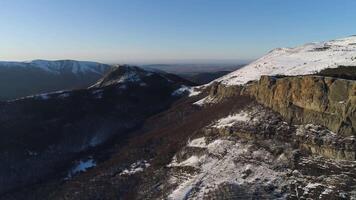 Herbst Morgen im das Berg, Gelb Gras, manchmal Dort ist Schnee und wachsend Nadelbaum Wald. Schuss. Antenne von schneebedeckt Felsen und das endlos einfach weit im das Distanz. video