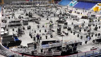 instalación de profesional sonido, luz, vídeo y etapa equipo para un concierto en un Deportes salón. valores imágenes. etapa Encendiendo equipo es sujetado en un braguero para levantamiento. video