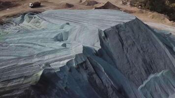 antenn se av industriell bakgrund med mineral brytning stenbrott. stock antal fot. öppet sand brytning stenbrott med massor av maskineri spår, se från ovan. video