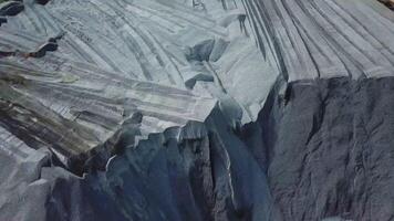 antenn se av industriell bakgrund med mineral brytning stenbrott. stock antal fot. öppet sand brytning stenbrott med massor av maskineri spår, se från ovan. video