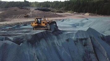 groß Gelb Bagger Arbeiten im Kies Steinbruch. Lager Filmaufnahme. Fachmann Bergbau Industrie Konzept, groß Konstruktion Bagger von Gelb Farbe beim das Konstruktion Seite? ˅ gelegen im das industriell Zone video