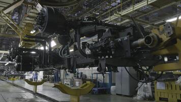 producción proceso de pesado minería camiones a el fábrica. escena. tugurio camión transmisión en el industrial transportador en el taller de un automóvil planta. video