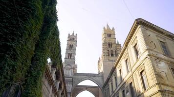 gata under två torn av katedral. handling. skön europeisk gata med se av två torn av katedral ansluten förbi bro video