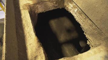 proche en haut de liquide béton étant mixte à l'intérieur industriel machine. Stock images. Haut vue de le sable ciment et l'eau mélange à l'intérieur mélange maching à le construction matériaux production plante. video