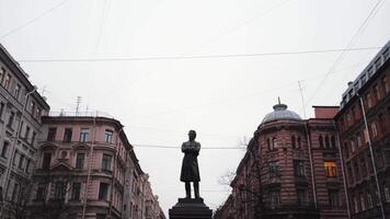 monumento per Alessandro pushkin nel un' storico centro di santo pietroburgo, letteratura e architettura concetto. concetto. monumento nel onore di il famoso poeta su grigio cielo sfondo. video