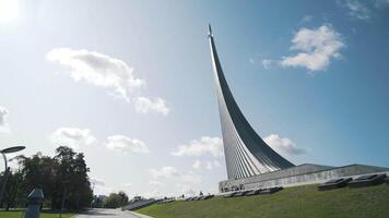 monumento per il conquistatori di spazio collocato nel Mosca, Russia. azione. estate soleggiato giorno e il Museo di spazio con bellissima monumento nel un' modulo di un' razzo. video