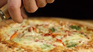 fechar-se do pizza é cortar com volta faca. estoque imagens de vídeo. delicioso quente pizza é cortar com profissional volta faca para suave fatias video