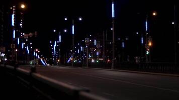 noche ciudad paisaje de el vacío la carretera iluminado por incontable linternas, romance de verano noche concepto. valores imágenes. ciudad centrar en el tarde noche. video
