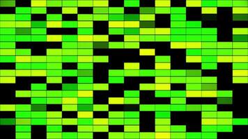 bunt Grün und gelbn blinkend Rechtecke isoliert auf schwarz Hintergrund, nahtlos Schleife. Animation. abstrakt horizontal parallel Reihen von glühend Zellen. video