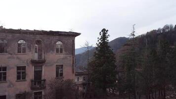 vecchio mattone distrutto edificio nel in ritardo autunno stagione. sparo. Residenziale Casa senza un' tetto di rosso mattone nel foreste e montagnoso la zona. video