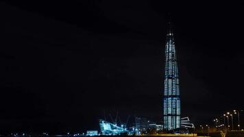 Aussicht von das Unterseite auf das schön Wolkenkratzer lahta Center beim Nacht entworfen durch vergeben gewinnen britisch Architekt tony Wasserkocher. Konzept. das Europas höchste Turm video
