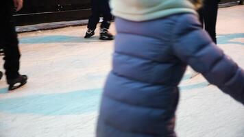 Nahansicht von das Menschen Skaten auf das Eisbahn im Winter. Konzept. gesund Lebensstil video