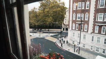 Visão a partir de a janela do Sherlock Holmes museu localizado dentro Londres às a padeiro rua 221b. Ação. lindo Inglaterra arquitetura video