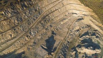 oben Aussicht von Steinbruch mit Bagger. Schuss. Bagger Arbeit im Steinbruch zum Extraktion von Mineralien mögen Ameisen Arbeitskräfte. Bergbau Industrie Konzept video