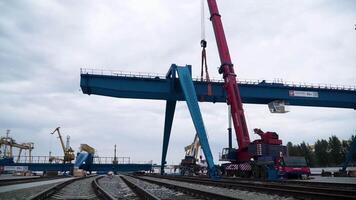 Moscow, Russia - September 2018. Work of the crane on the working platform in outdoor. Clip. Metal scaffolding, cranes and builders on the elevating work platform on the construction site video