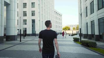 fotograaf duurt afbeeldingen van de stad modern architectuur. actie. jong Mens schiet modern architectuur met professioneel camera. fotografie is hobby video