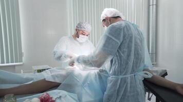 chirurgen uitvoeren operatie onder anesthesie. actie. twee professioneel chirurgen uitvoeren operatie onder anesthesie in buik Oppervlakte. verwijdering van appendicitis of tumor in buik video