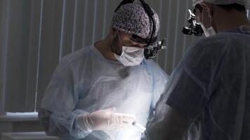doctores entregar anestesia a el quirúrgico paciente en el operando habitación. acción. cerca arriba de doctores ejecutando operación y preparando paciente a el procedimiento. video