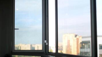 schließen oben von geöffnet Fenster mit das Blau wolkig Himmel und hoch erhebt euch Gebäude außen. Konzept. leeren Balkon von ein Wohn Gebäude im das Morgen. video