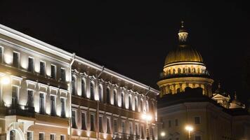 historisch Gebäude mit Beleuchtung auf Hintergrund von Kathedrale beim Nacht. Aktion. schön alt die Architektur leuchtet beim Nacht. Kuppel von Kathedrale ist hell zündete im Nacht video