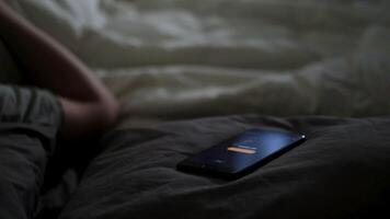 dichtbij omhoog van slapen Mens wezen gewekt omhoog door zijn telefoon aan het liegen Aan de bed. concept. mannetje hand- proberen naar beurt uit de alarm klok aan het liegen in de buurt Aan een deken Bij huis vroeg in de ochtend. video