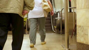 metropolitana stazione e in movimento su e giù scala mobile. media. persone a piedi in direzione il meccanico le scale di il metropolitana stazione, concetto di pubblico trasporto. video