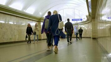 mensen wandelen in metro station, concept van openbaar vervoer. media. menigte van mensen wandelen door de lang gang in ondergronds station, tijd vervallen effect. video