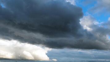 vogelstand vliegend tegen stormachtig wolken Aan een zomer dag. concept. bodem visie van zwaar mooi wolken vloeiende in de blauw lucht voordat de storm of regen met tijd vervallen effect. video