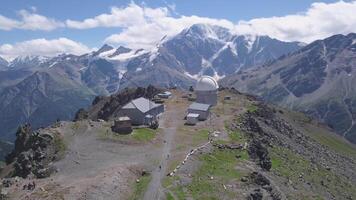 oben Aussicht von Observatorium im Berge auf Hintergrund von Schnee Spitzen. Clip. spektakulär Aussicht von Observatorium von Berg Bereiche mit schneebedeckt Spitzen im Sommer- video