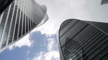 bajo ángulo ver de Moscú rascacielos, Rusia. acción. un nuevo negocio distrito en Moscú centrar con moderno corporativo edificios en contra el azul cielo con nubes video
