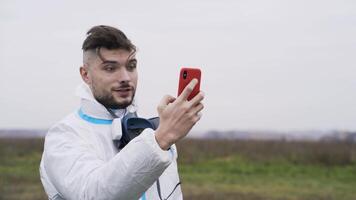 paracaidismo experiencia. acción. hombre Película (s él mismo en teléfono después paracaidismo. impresiones de hombre después primero paracaídas saltar. extremo Deportes y paracaidismo video