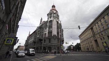 conceito do surpreendente arquitetura, velho edifícios dentro uma cidade rua. Ação. a arquitetônico monumento do Federal significado, a administrativo construção localizado dentro a Centro do st. petersburgo, Rússia. video