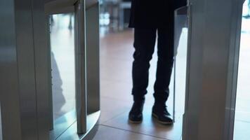 hombre paso mediante el seguridad puertas medios de comunicación. hombre utilizando torniquete a entrar el compras centrar o subterraneo. video