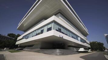 increíble dominio torre, negocio centrar situado en Moscú, Rusia. acción. concepto de moderno arquitectura, hermosa nuevo edificio con agudo rincones en azul cielo antecedentes. video