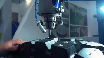 Reifen Produktion Maschine beim arbeiten, schließen hoch. Medien. Roboter Maschine im ein Reifen Fabrik. video