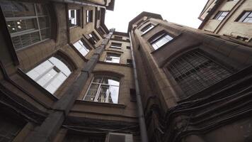 ancien haute Cour sur brillant ciel Contexte. action. typique architecture de st. Pétersbourg, bas vue de un vieux magnifique rond Maisons. video