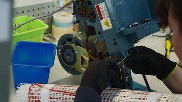 proche en haut de ingénieur soudure fils à le usine. créatif. en utilisant professionnel équipement. video