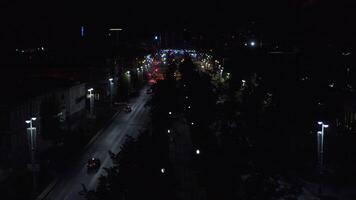 superiore Visualizza di buio città a notte con raggiante lanterne. azione filmato. bellissimo Visualizza di autostrada con macchine e lanterne. notte strada nel il centro di moderno città con lanterne video