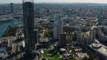 top visie van landschap van modern stad met horizon. voorraad filmmateriaal. zomer in modern stad met mooi architectuur en groen in zomer. panorama van stad met rivier- en modern wolkenkrabbers video