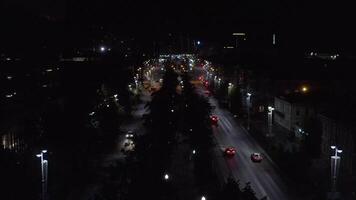 topo Visão do Sombrio cidade às noite com brilhando lanternas. estoque imagens de vídeo. lindo Visão do rodovia com carros e lanternas. noite estrada dentro a Centro do moderno cidade com lanternas video