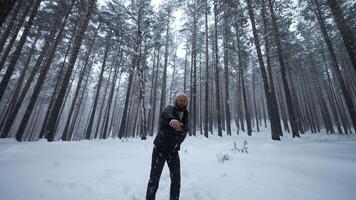 man dans i vinter- skog. media. eleganta man är rappa i vinter- skog. skytte musik video med rappare i vinter- skog