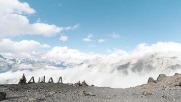étourdissant vue de le Montagne Haut sur une pierreux figure et des nuages couvrant Roche hauts. agrafe. concept de sauvage la nature et aventure. video