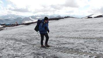 grupo do montanhistas caminhando acima a Nevado declive. grampo. montar Elbrus, Cáucaso montanhas, surpreendente inverno panorama. video