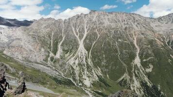 rocheux montagnes avec des nuages parmi le hauts de le rocheux collines et bleu ciel. agrafe. ensoleillé journée dans montagnes. Nord cascades nationale parc. video