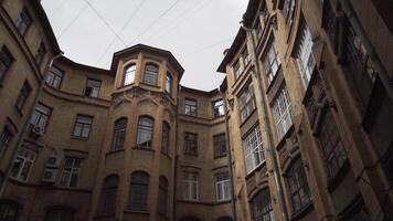 vecchio cortile nel il storico centro di st. pietroburgo. azione. parte inferiore Visualizza di un' Tribunale cortile nel un' modulo di bene su nuvoloso cielo sfondo, concetto di architettura. video